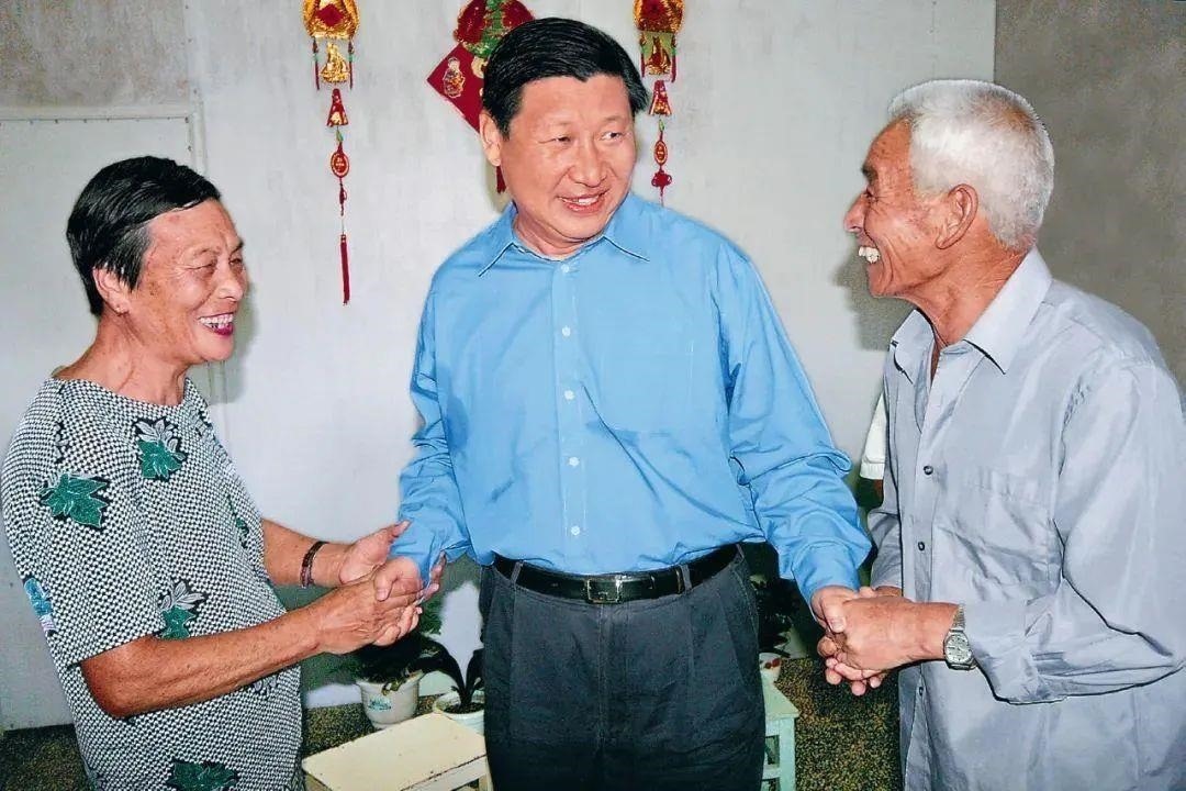 △2006年9月21日，習(xí)近平在浙江省舟山市普陀區(qū)東極鎮(zhèn)看望當(dāng)?shù)貪O民。