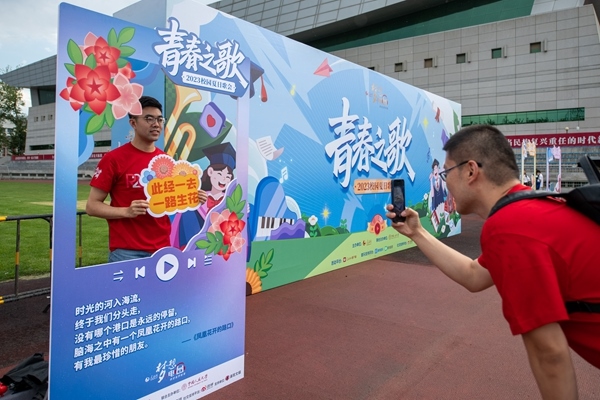 學生在市集打卡拍照。人民網(wǎng)記者 翁奇羽攝