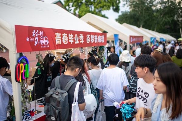 市集現(xiàn)場。人民網(wǎng)記者 翁奇羽攝