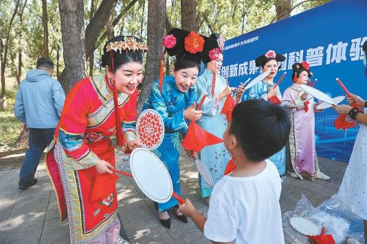 昨天上午，“奮進(jìn)新征程 建功新時(shí)代”2023年懷柔區(qū)第十八屆京韻滿鄉(xiāng)文化旅游節(jié)正式開幕，豐富多彩的文化演出吸引大批游客來此體驗(yàn)別具特色的滿族文化。本報(bào)記者 甘南攝