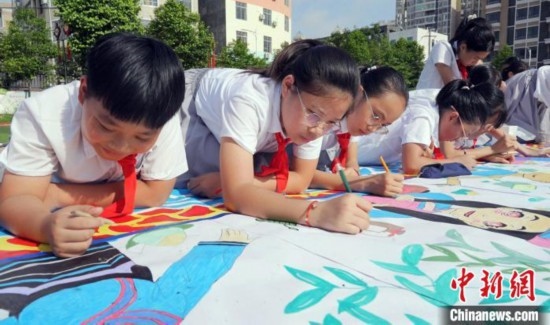 圖為學(xué)生們用手中畫筆在進(jìn)行創(chuàng)作。 興業(yè)縣融媒體中心供圖