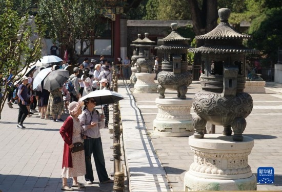 6月22日，游人在北京頤和園參觀游覽。新華社記者 任超 攝
