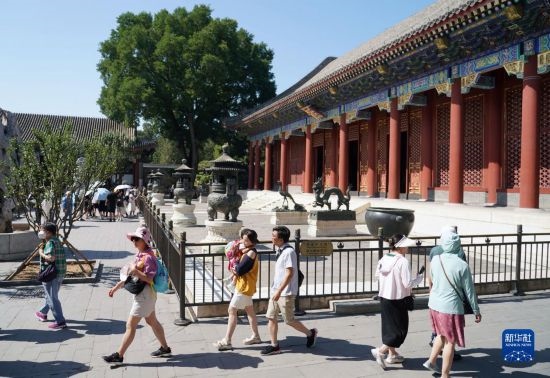 6月22日，游人在北京頤和園參觀游覽。新華社記者 任超 攝