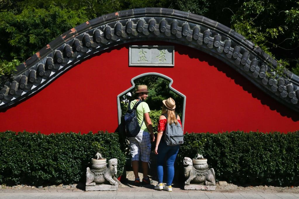 在比利時布呂熱萊特市，游客參觀天堂動物園的中國園。