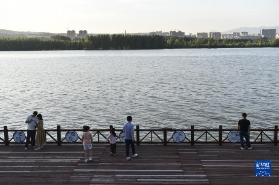 6月23日，游人在三門峽市黃河公園內(nèi)休閑。