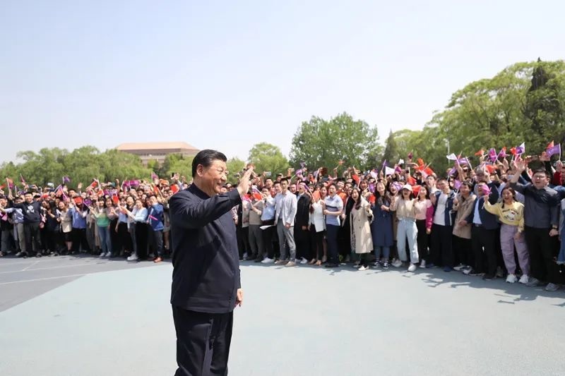 2021年4月19日，在清華大學(xué)建校110周年校慶日即將來(lái)臨之際，習(xí)近平來(lái)到清華大學(xué)考察。圖為習(xí)近平離開學(xué)校時(shí)，同師生們揮手致意。新華社記者 鞠鵬 攝