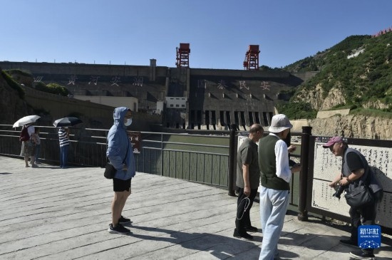 6月23日，游人在黃河三門峽大壩風(fēng)景區(qū)內(nèi)游覽。