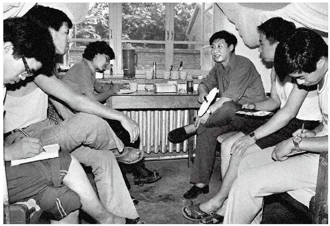 1984年7月29日，習(xí)近平與中國(guó)人民大學(xué)暑期社會(huì)實(shí)踐團(tuán)成員在正定縣政府招待所宿舍座談。（圖源：《習(xí)近平與大學(xué)生朋友們》）
