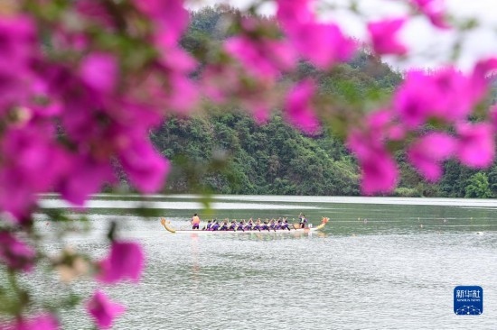 6月22日，重慶市酉陽土家族苗族自治縣酉水河鎮(zhèn)河灣村，參賽選手進行龍舟比賽。