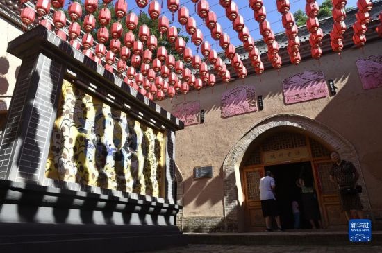 6月23日，游人在三門峽市陜州地坑院景區(qū)內(nèi)游覽。
