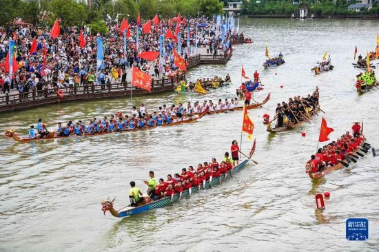 6月23日，在貴州省黔東南苗族侗族自治州施秉縣舉行的獨木龍舟節(jié)上，獨木龍舟進行水上巡游。