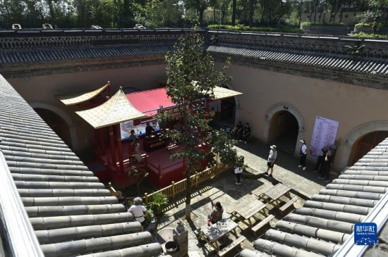 6月23日，游人在三門峽市陜州地坑院景區(qū)內(nèi)游覽。