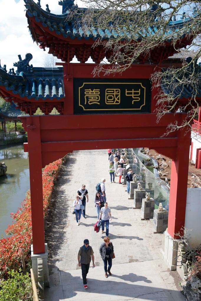 在比利時天堂動物園的中國園，游客從牌樓下走過。