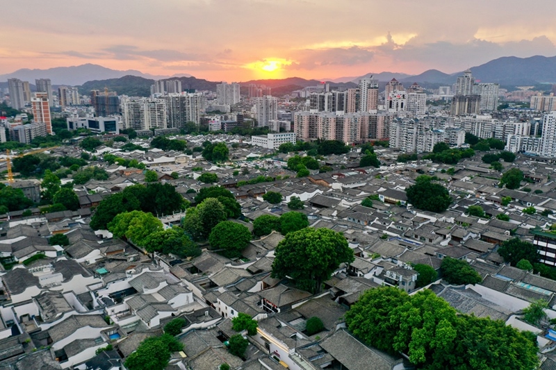 2021年7月10日，夕陽映照下的福州三坊七巷文化歷史街區(qū)。