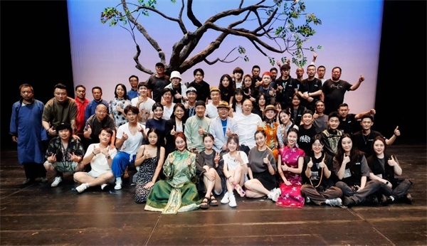 《斷金》百場(chǎng)演職人員合影。龍馬社供圖