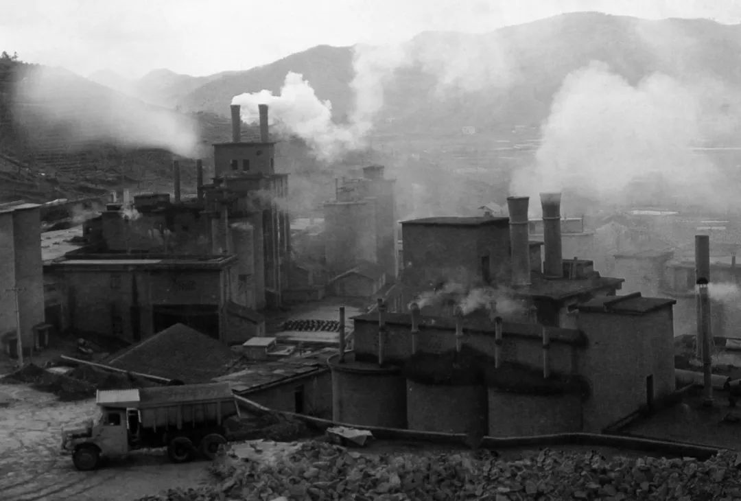 上世紀(jì)80年代，余村開礦山、辦水泥廠。（圖源：安吉縣委宣傳部）