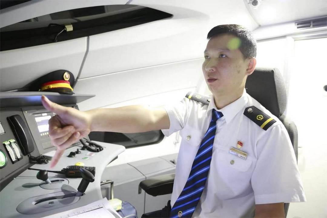 陳承儀駕駛動(dòng)車組列車執(zhí)行標(biāo)準(zhǔn)作業(yè)。陳巍攝