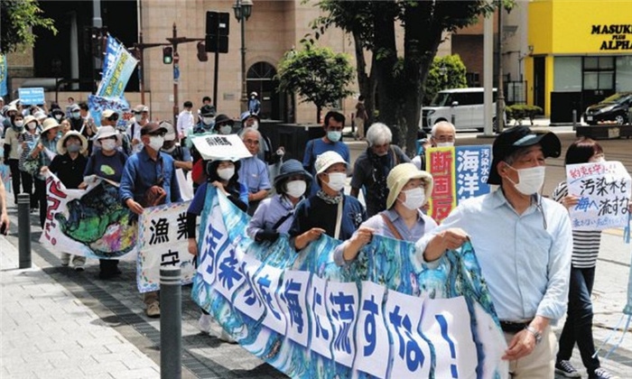 6月20日，日本民眾在福島縣政府周圍舉行抗議活動，強烈反對核污水排海計劃。（圖片來源：《東京新聞》）