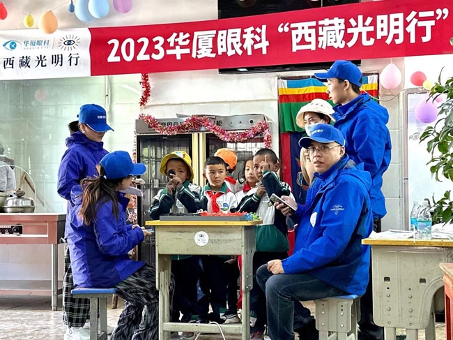 華廈眼科醫(yī)務(wù)人員對當(dāng)?shù)厣倌陜和M行近視、弱視、斜視篩查。人民網(wǎng)記者 李棟攝