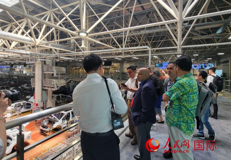 外媒記者在廣汽埃安車間參觀。人民網(wǎng) 寧玉瑛攝