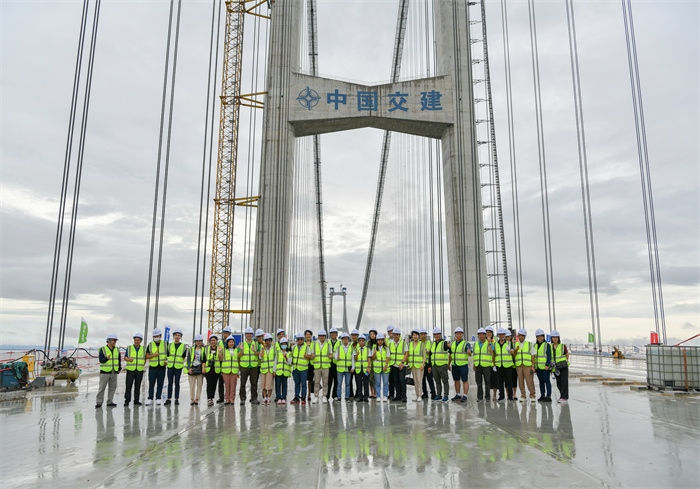 瀾湄六國(guó)媒體記者代表在建設(shè)中的深中通道伶仃洋大橋施工現(xiàn)場(chǎng)合影。（中交集團(tuán)供圖）