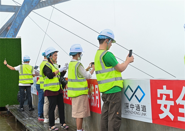 瀾湄六國(guó)媒體記者代表在建設(shè)中的深中通道伶仃洋大橋270米高塔之上拍照。中交集團(tuán)供圖
