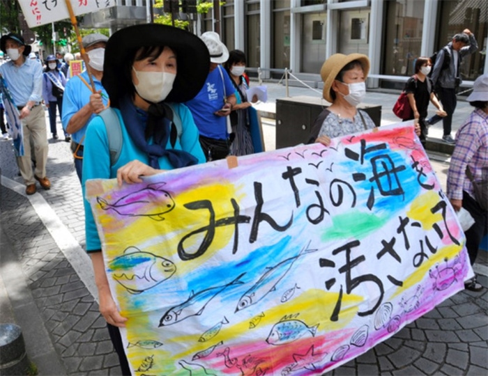 2023年6月20日，日本民眾在福島縣政府周圍舉行抗議活動(dòng)，強(qiáng)烈反對(duì)核污水排海計(jì)劃，呼吁保護(hù)漁業(yè)資源。圖片來(lái)源：《朝日新聞》