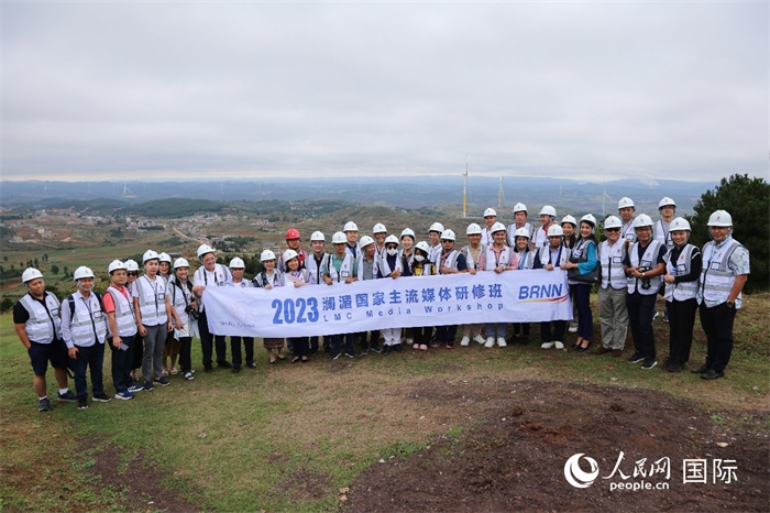 瀾湄記者團在富源西風電基地合影留念。人民網(wǎng) 李發(fā)興攝