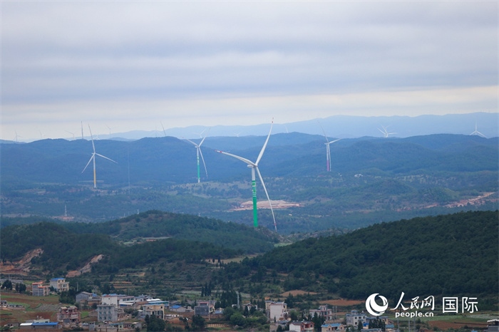 圖為位于云南省曲靖市富源縣的富源西風電基地。（人民網(wǎng) 李發(fā)興攝）