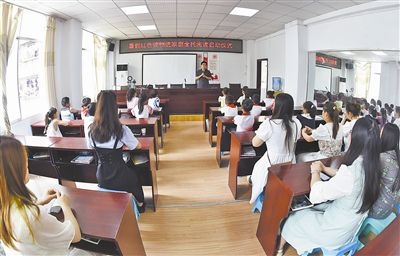  圖②：法院干警向參加活動(dòng)的學(xué)生和家長(zhǎng)講解暑假安全教育知識(shí)。