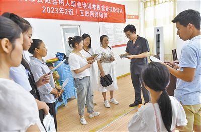  圖③：法院干警現(xiàn)場(chǎng)指導(dǎo)鄉(xiāng)村“代理家長(zhǎng)”如何正確管護(hù)留守兒童。
