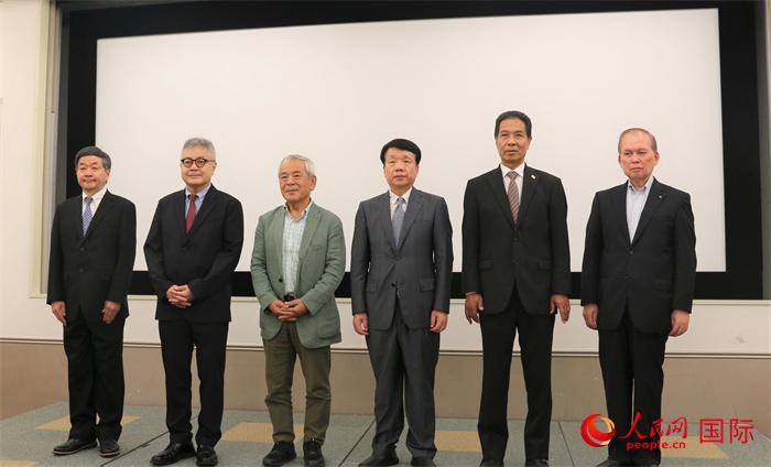 主辦方與嘉賓合影。（人民網(wǎng) 許可攝）