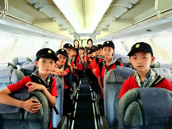 文縣東壩童聲合唱團的孩子們在飛機上。