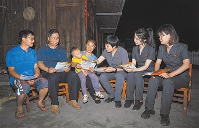 “法治屋場(chǎng)會(huì)”上，法院黨員志愿服務(wù)隊(duì)在給種植戶普及法律知識(shí)。