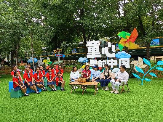 文縣東壩童聲合唱團的孩子們在央視大風(fēng)車基地錄制節(jié)目。