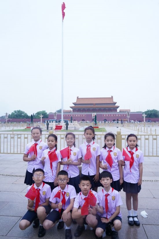 文縣東壩童聲合唱團的孩子們在天安門廣場合影。