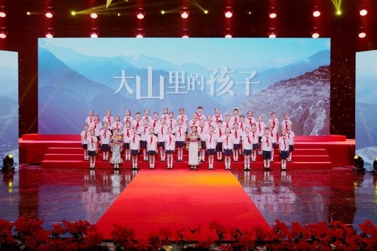 文縣東壩童聲合唱團的孩子們在甘肅廣播電視總臺青少頻道錄節(jié)目。