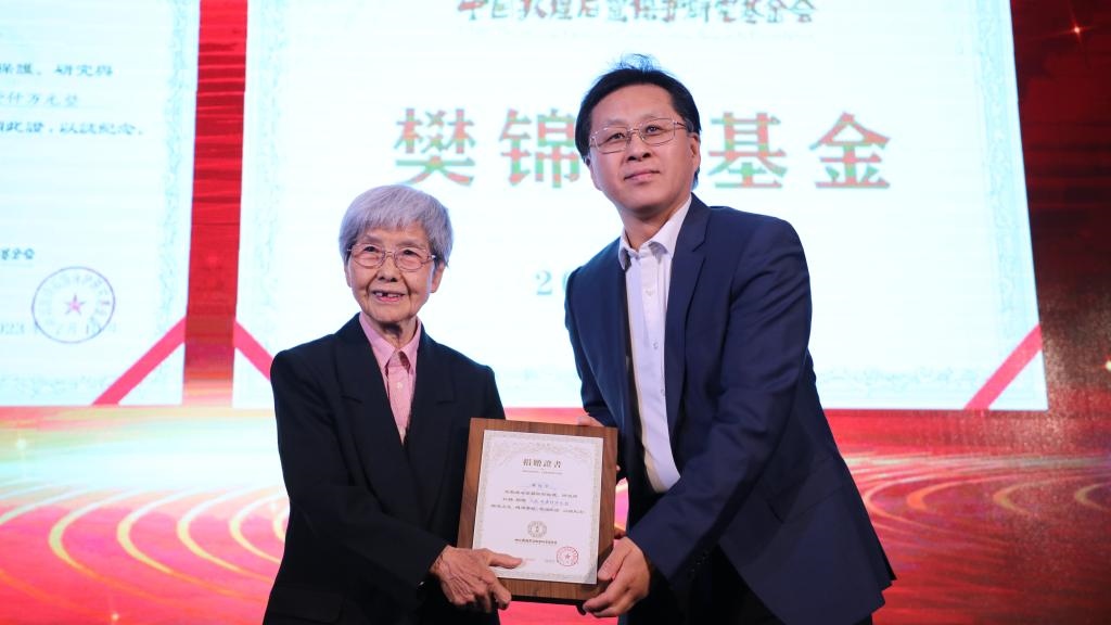 國(guó)家文物局黨組成員、副局長(zhǎng)解冰（右）為樊錦詩(shī)（左）頒發(fā)捐贈(zèng)證書。新華社記者張睿 攝
