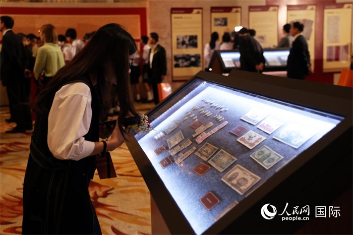 觀眾在“三江出海 一紙還鄉(xiāng)”僑批歷史文化展上觀賞展品。人民網(wǎng)記者楊一攝