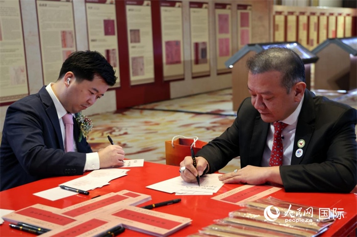 觀眾在展覽現(xiàn)場設(shè)置的體驗區(qū)手寫“批信”。人民網(wǎng)記者楊一攝