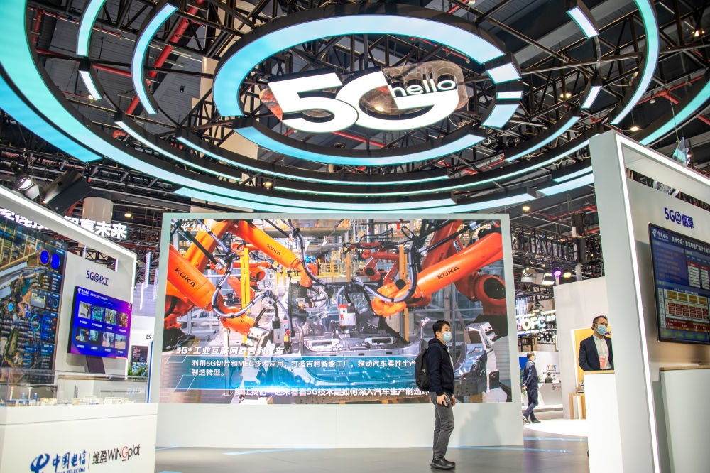 在位于湖北省武漢市的中國光谷科技會展中心拍攝的“5G+工業(yè)互聯(lián)網(wǎng)成果展”現(xiàn)場（2021年11月20日攝）。新華社記者 伍志尊 攝