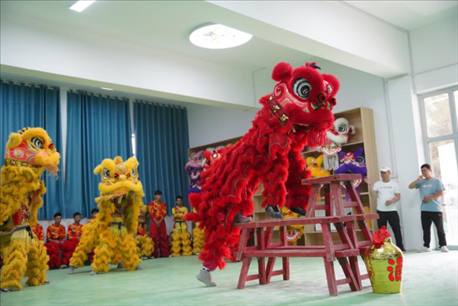 開(kāi)課儀式現(xiàn)場(chǎng)，疏附縣第一中學(xué)舞獅隊(duì)的醒獅表演。