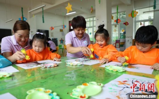 在肥西縣山南鎮(zhèn)中心幼兒園，孩子們?cè)诶蠋煹闹笇?dǎo)下作畫。陳家樂 攝