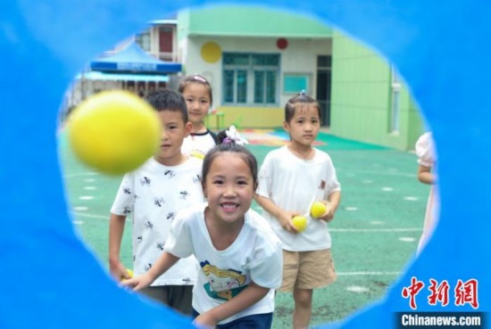 在肥西縣山南鎮(zhèn)中心幼兒園，孩子們?cè)谕娌级赐肚蛴螒?。陳家?攝