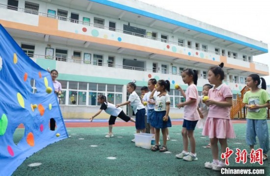 在肥西縣山南鎮(zhèn)中心幼兒園，孩子們?cè)谕娌级赐肚蛴螒?。陳家?攝
