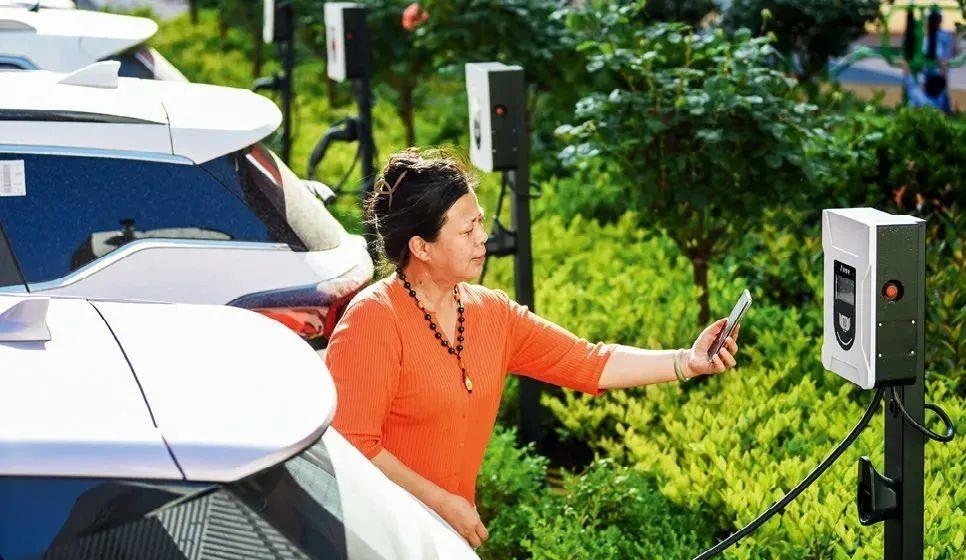 2023年5月24日，山東省膠州市新立街小區(qū)內(nèi)一位居民使用電動汽車充電樁掃碼充電。該小區(qū)加裝各類智慧設(shè)備，打造“智慧社區(qū)”，為居民生活帶來便利。