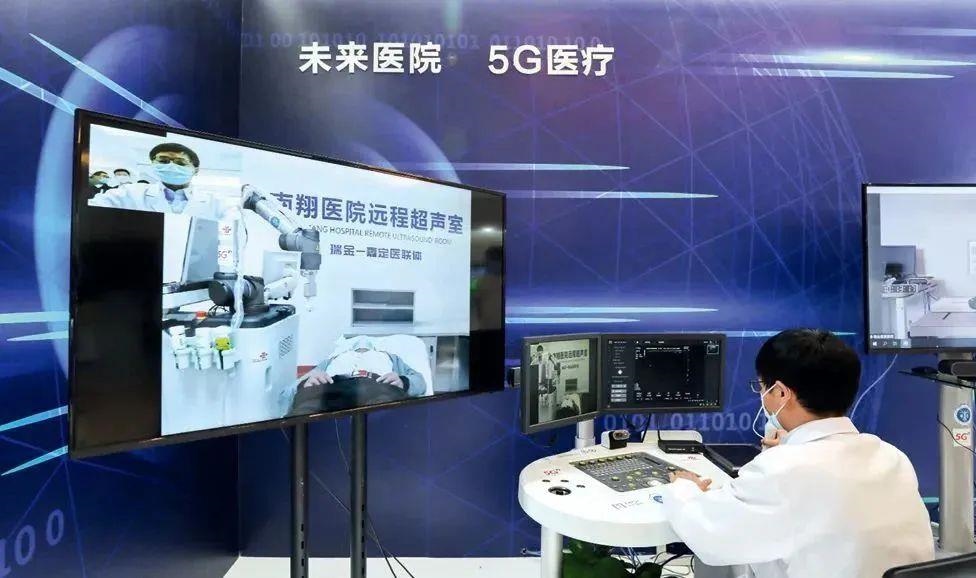 2021年5月7日，上海瑞金醫(yī)院，醫(yī)生通過遠程控制5G機械臂為病人做B超。