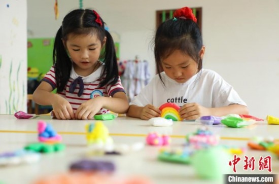 在肥西縣山南鎮(zhèn)中心幼兒園，孩子們?cè)谧霾噬嗨?。陳家?攝