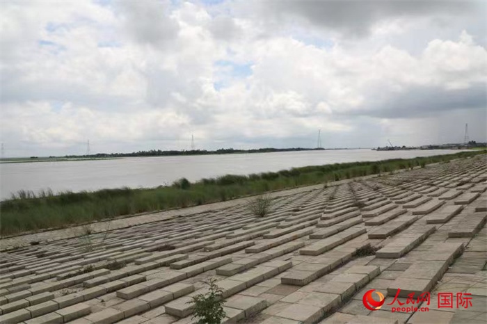 孟加拉國(guó)帕德瑪大橋河道整治工程北岸整治區(qū)域長(zhǎng)1.5千米，南岸長(zhǎng)11.5千米，是目前世界上規(guī)模最大的河道整治工程。人民網(wǎng)記者 孫廣勇攝