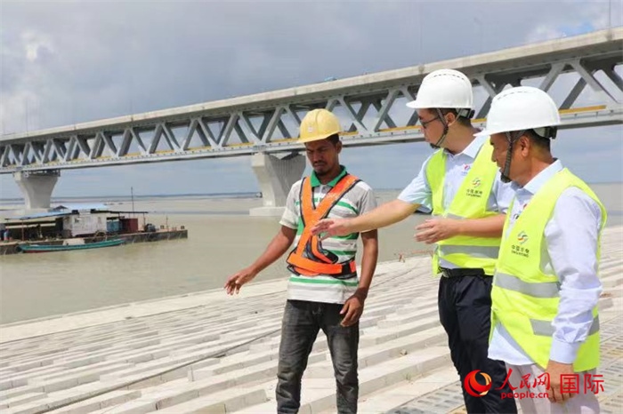 孟加拉國(guó)帕德瑪大橋河道整治工程北岸整治區(qū)域長(zhǎng)1.5千米，南岸長(zhǎng)11.5千米，是目前世界上規(guī)模最大的河道整治工程。人民網(wǎng)記者 孫廣勇攝